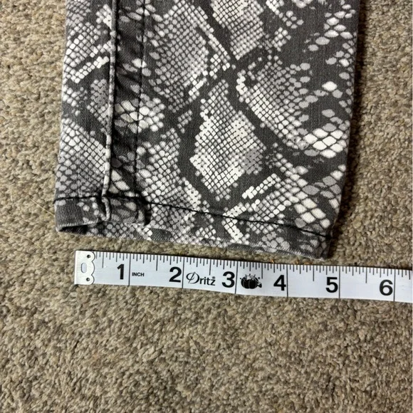 Seven 7 Stylish Snake Print Skinny Jeans - size 8. - Picture 3 of 10
